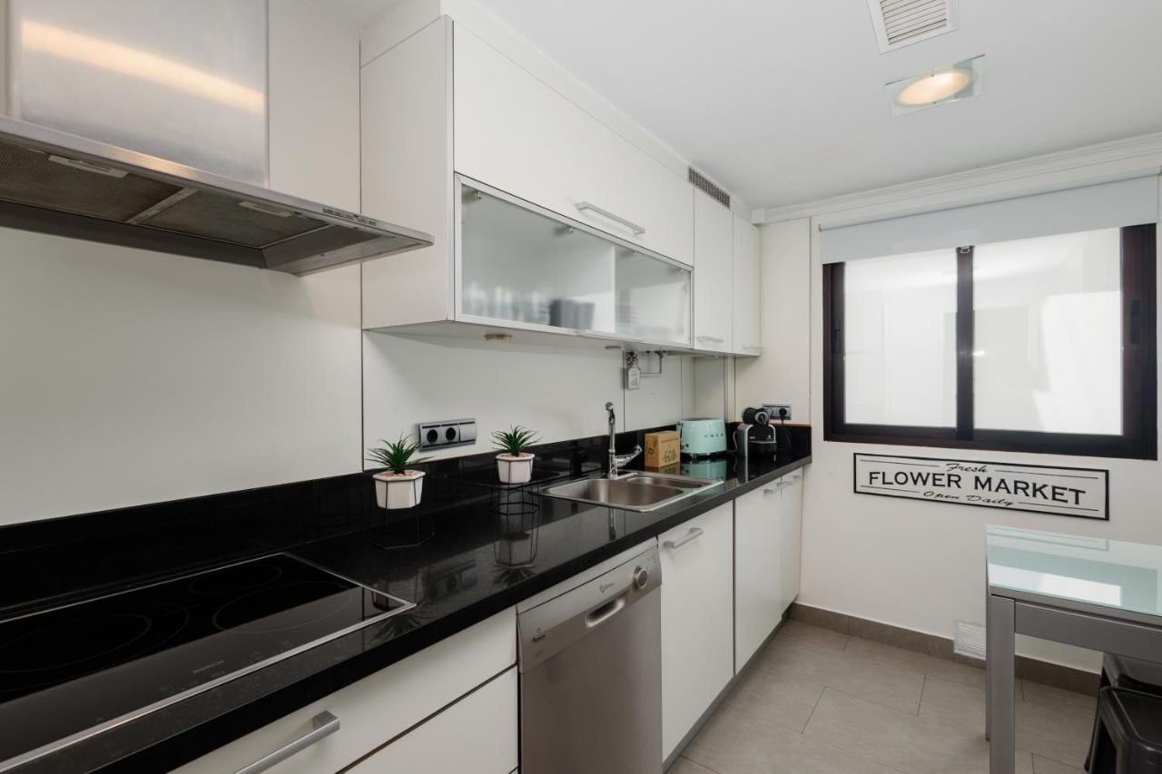 In The Historic Center Of Malaga, Very Close To The Beach And The Ave Train Station, With Private Parking ภายนอก รูปภาพ