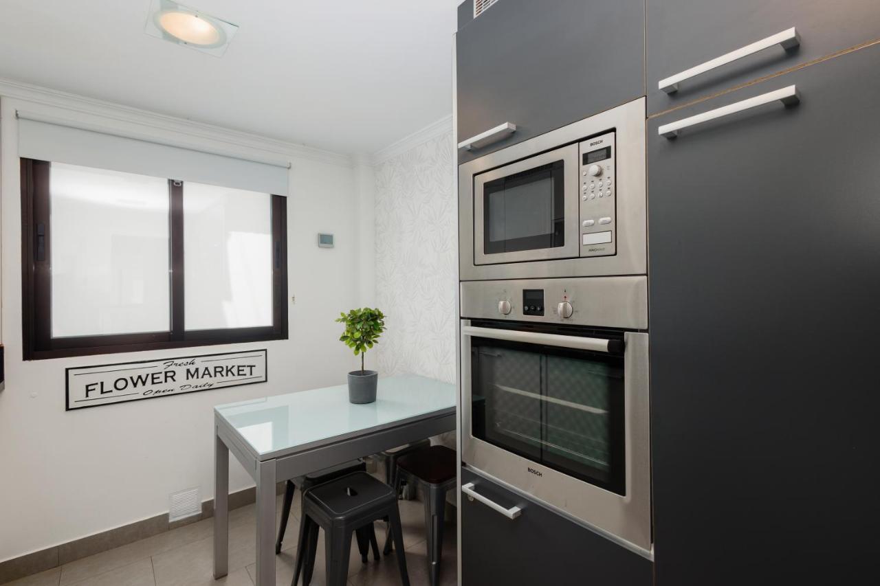 In The Historic Center Of Malaga, Very Close To The Beach And The Ave Train Station, With Private Parking ภายนอก รูปภาพ
